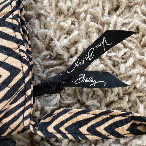 Vera Bradley crossbody purse EUC measures  8 x 8 - Picture 5 of 8